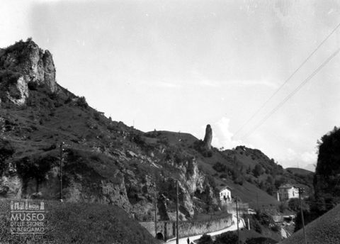 Strada con abitazioni e roccia