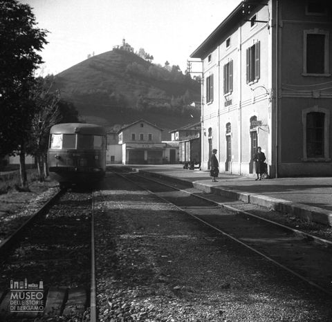 Stazione e automotrice