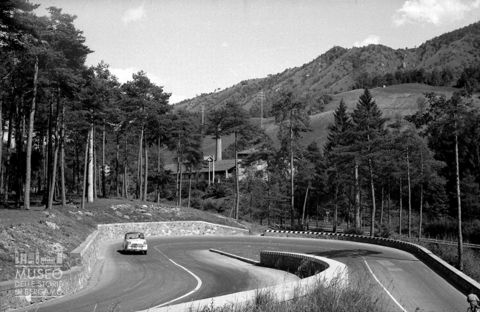 Automobile presso un tornante [1]