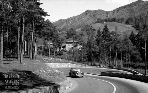 Automobile presso un tornante [2]