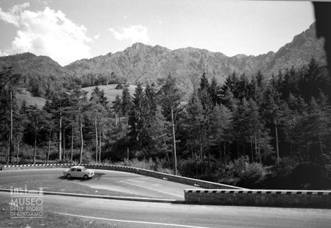 Automobile su tornanti