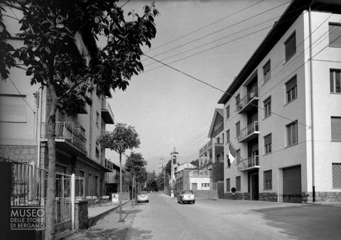 Strada con bar e chiese
