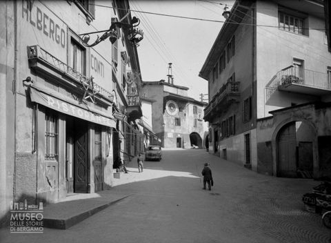 Strada verso l'Orologio planetario