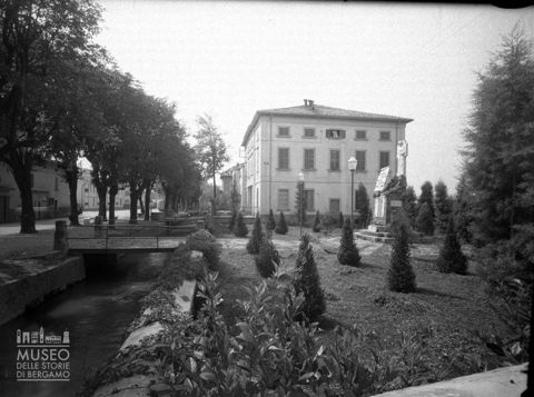 Scorcio con monumento