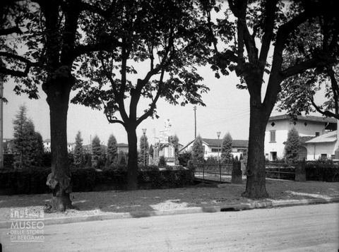 Giardino con monumento