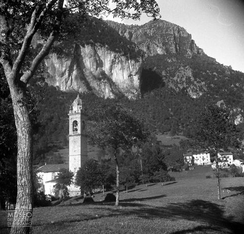 Panorama dal basso con chiesa