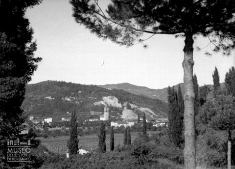 Veduta con chiesa parrocchiale