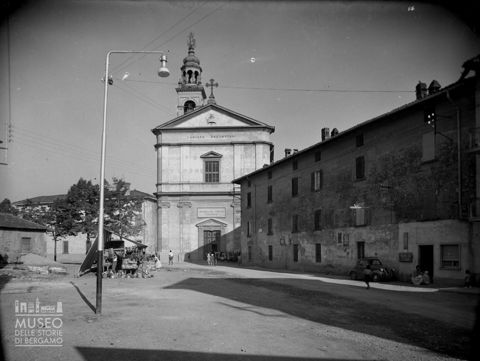 Chiesa parrocchiale e piazza