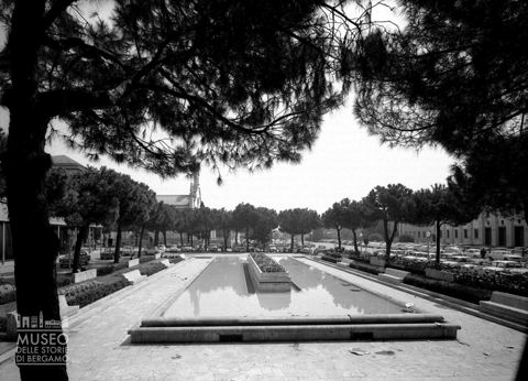 Piazza con fontana [1]