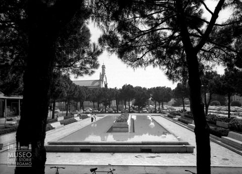 Piazza con fontana [2]