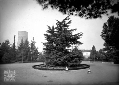 Dalmine, Stabilimenti Dalmine: parco con torre termoelettrica