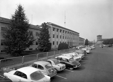 Palazzo della direzione, facciata con automobili