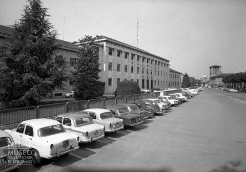 Palazzo della Direzione e automobili