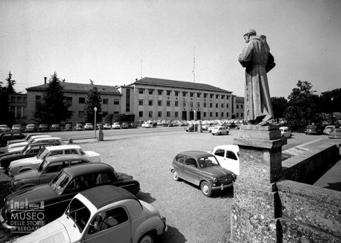 Palazzo della Direzione e statua