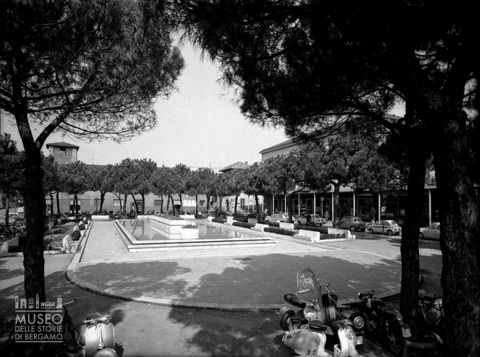 Piazza alberata e fontana