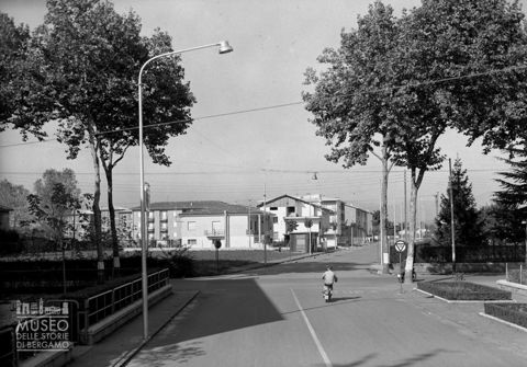 Viale con abitazioni