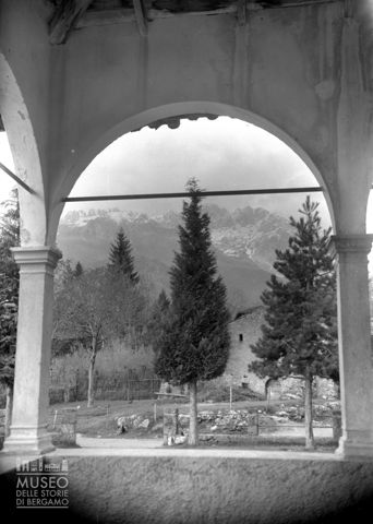 Veduta da un porticato