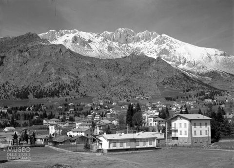 Abitazioni e monti con neve