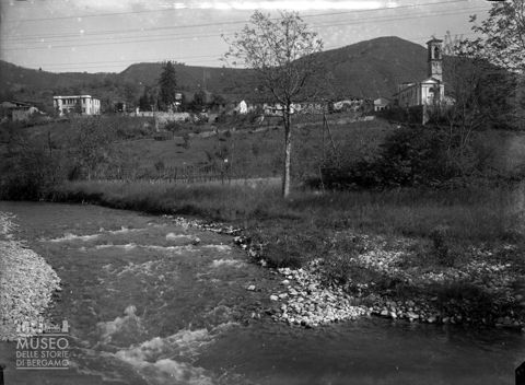 Entratico, veduta del paese con torrente