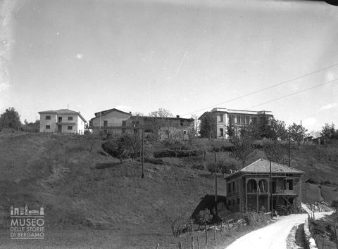 Entratico, veduta di alcune case