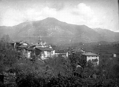 Fiobbio, abitazioni e parrocchiale