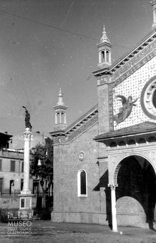 Monumento ai caduti e chiesa