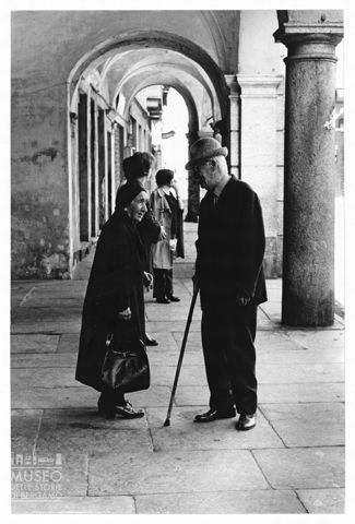 Conversazione sotto i portici