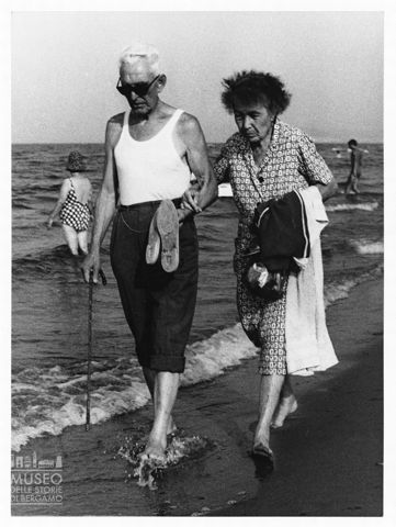 Coppia che cammina sulla battigia