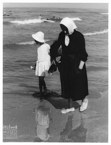 Donna al mare con bambina