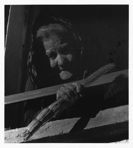 Donna con fascio di saggina [1]