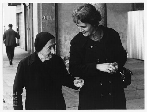 Donne che passeggiano [1]