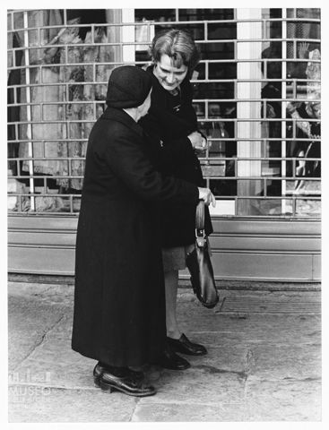 Donne che passeggiano [2]