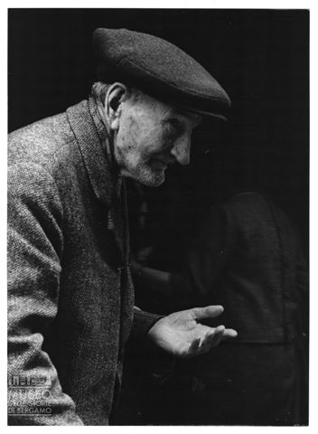 Uomo con mano protesa