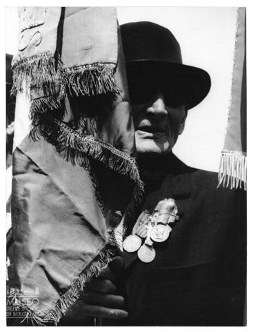 Uomo con medaglie e gonfalone