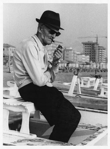 Uomo in spiaggia con una pipa