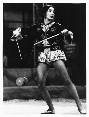 Artista del circo alle prese con diabolo