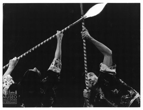 Artisti del circo durante uno spettacolo