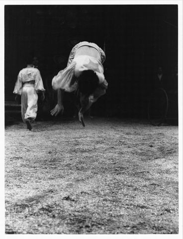 Artista del circo durante un'acrobazia