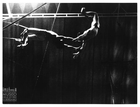 Trapezisti durante un'esibizione