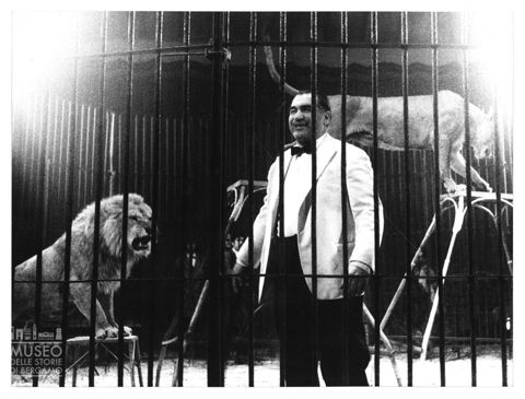 Domatore nella gabbia dei leoni