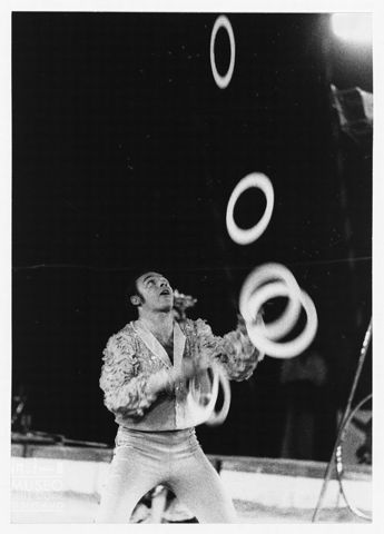 Giocoliere con anelli