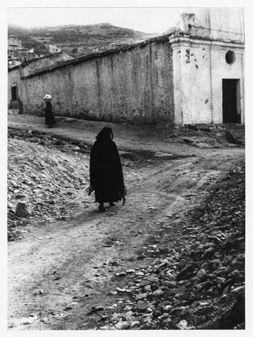Donne che camminano lungo una strada