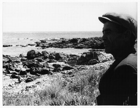 Uomo che osserva il mare