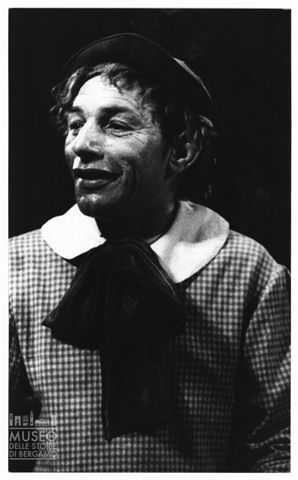 Uomo in abito da spettacolo