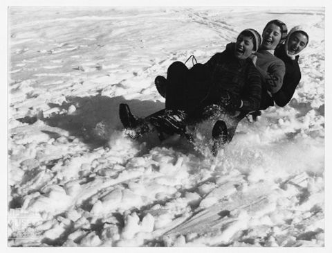 Tre ragazze sulla neve
