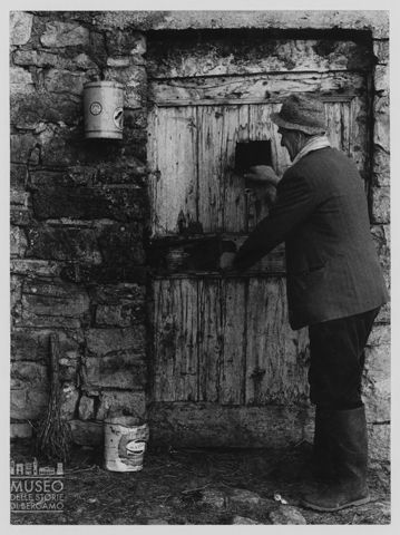 Anziano all'ingresso di un pollaio