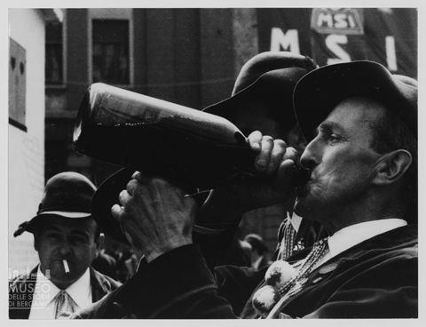 Banda in pausa: vino e sigaretta
