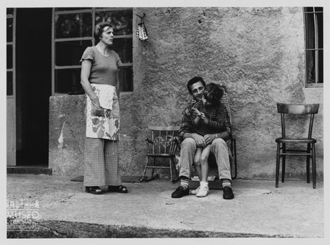 Coppia con figlio in cortile