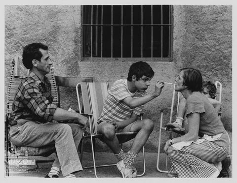 Scatto di famiglia con sigarette