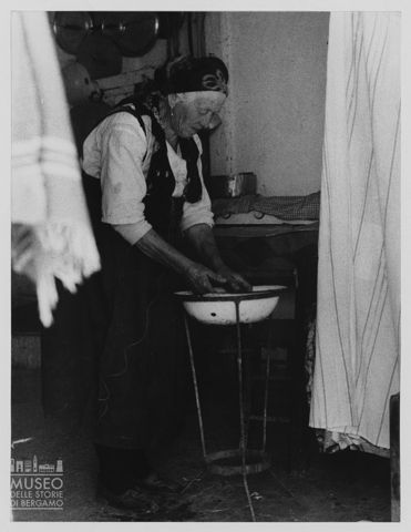 Anziana lava le mani